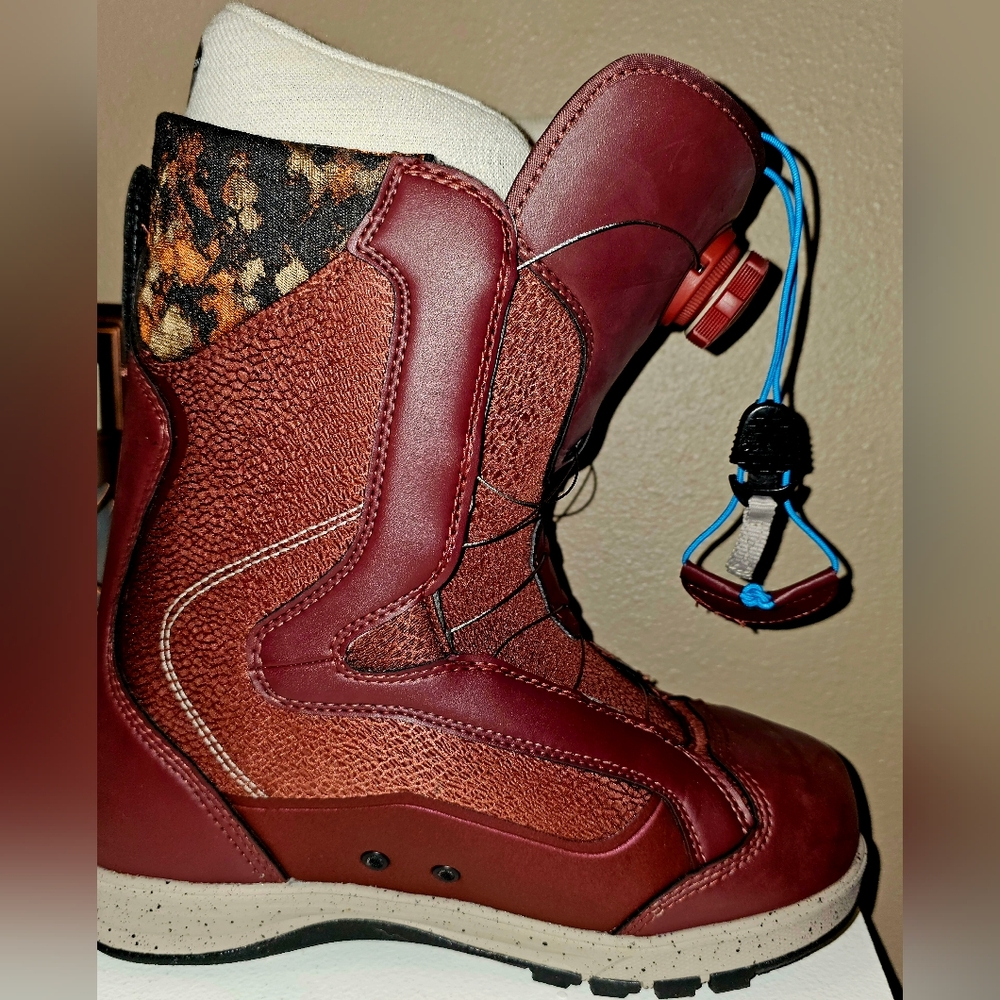 Vans Snowboard boots size 8.5 Burgundy